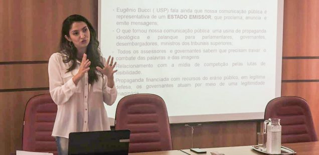 Professora ministra palestra sobre Comunicação Pública